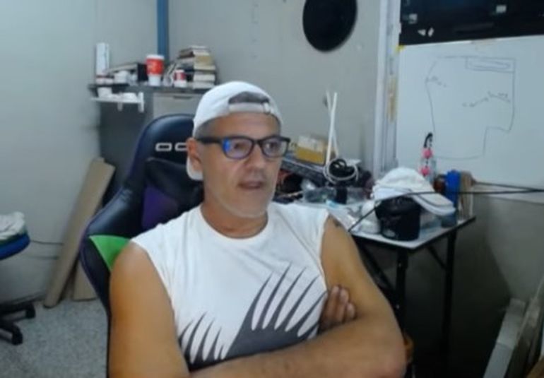 En otro video, de unas dos horas de duración, el youtuber Frank Cuesta dijo que leyó un guión para detener el acoso sobre él y su familia. En otro video, de unas dos horas de duración, el youtuber Frank Cuesta dijo que leyó un guión para detener el acoso sobre él y su familia.