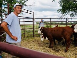 Más de 100 productores recorrieron la Cabaña La Florida y analizaron pastoreo rotativo que regenera pastizales y evita sobrepastoreo en el caldenal pampeano. Foto: WCS Más de 100 productores recorrieron la Cabaña La Florida y analizaron pastoreo rotativo que regenera pastizales y evita sobrepastoreo en el caldenal pampeano. Foto: WCS