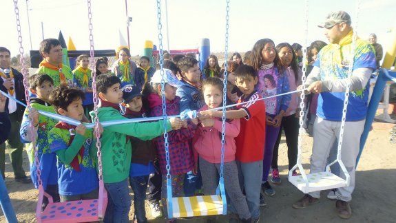 Los niños, padres y jóvenes disfrutaron los nuevos juegos placeros.