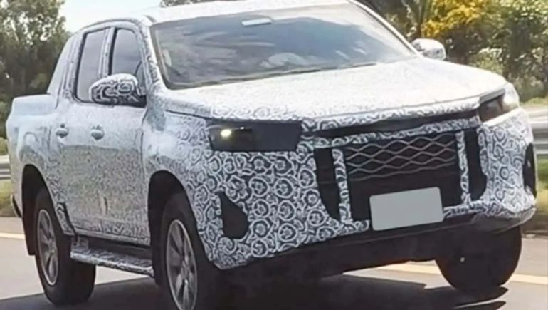 La nueva Toyota Hilux, tal como se la pudo ver en rutas de Irak. Foto: BFMS La nueva Toyota Hilux, tal como se la pudo ver en rutas de Irak. Foto: BFMS