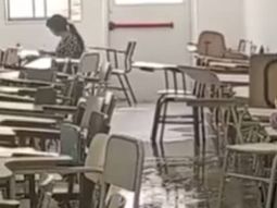 Así quedó una aula en FACIAS de la UNCo por la tormenta. Así quedó una aula en FACIAS de la UNCo por la tormenta.