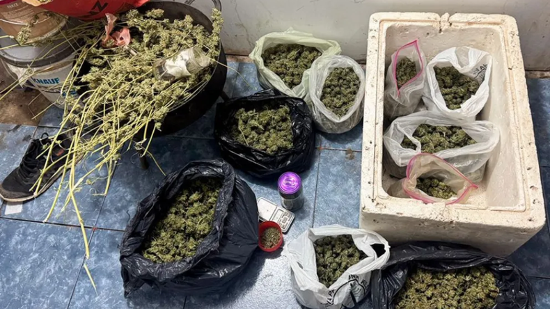 Secuestraron varias bolsas de cannabis y un arma de fuego. | LM Neuquen Secuestraron varias bolsas de cannabis y un arma de fuego.