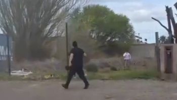 Captura del video que muestra la detención del joven en Caleta Olivia, hasta donde fue en el auto de su madre -que sería jueza- desde Comodoro Rivadavia. Captura del video que muestra la detención del joven en Caleta Olivia, hasta donde fue en el auto de su madre -que sería jueza- desde Comodoro Rivadavia.