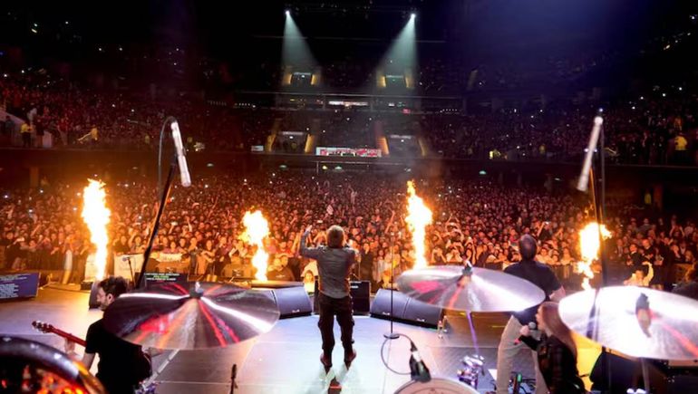 Javier Milei y una noche de rockstar: cantó, criticó al kirchnerismo y relanzó la campaña de La Libertad Avanza