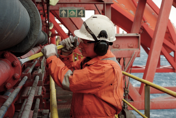 El sector hidrocarburífero demanda ingenieros y geólogos con remuneraciones que compensan los riesgos operativos.