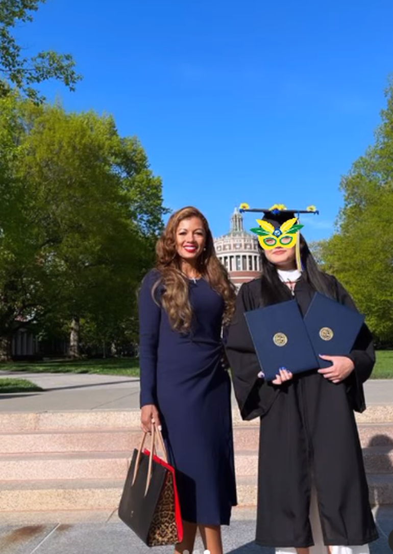 La ex vedette, orgullosa de los logros de su hija. La ex vedette, orgullosa de los logros de su hija.