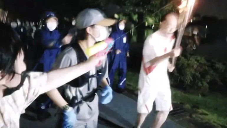 Una mujer intentó apagar la llama olímpica con una pistola de agua