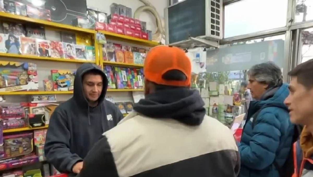 Cada vez son más los argentinos que viajan a Chile a comprar el álbun y las figuritas del mundial.