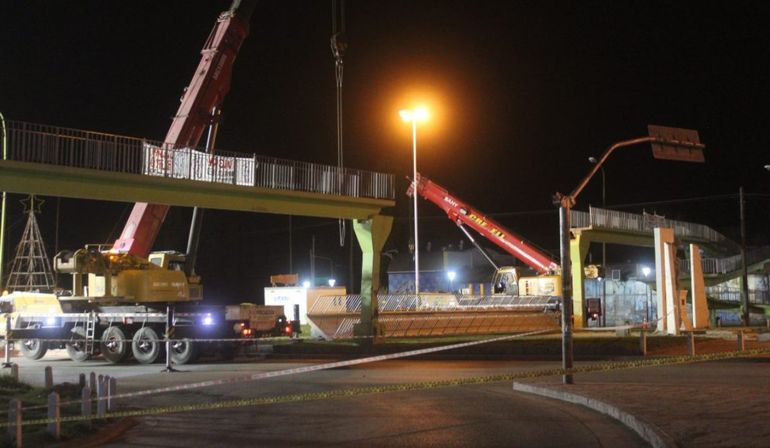 El viernes personal de Defensa Civil retiró dos tramos de la pasarela en Centenario.