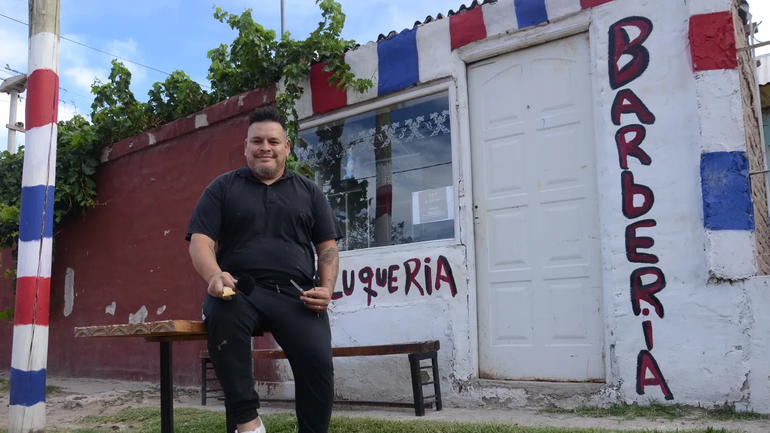 El peluquero que regala cortes de pelo a personas en situación de calle