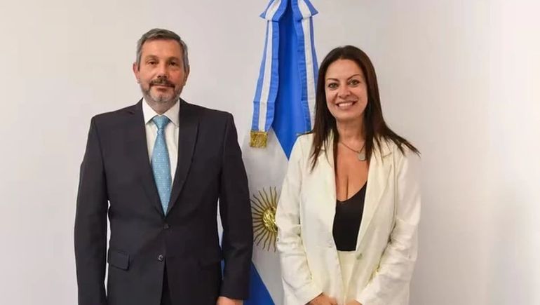 El titular de la ANSES junto a Sandra Petovello. El titular de la ANSES junto a Sandra Petovello.