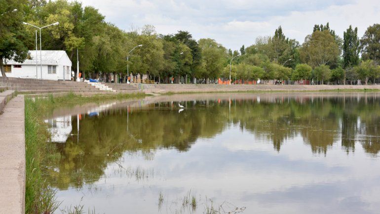 El balneario municipal padece la contaminación originada en el arroyo.