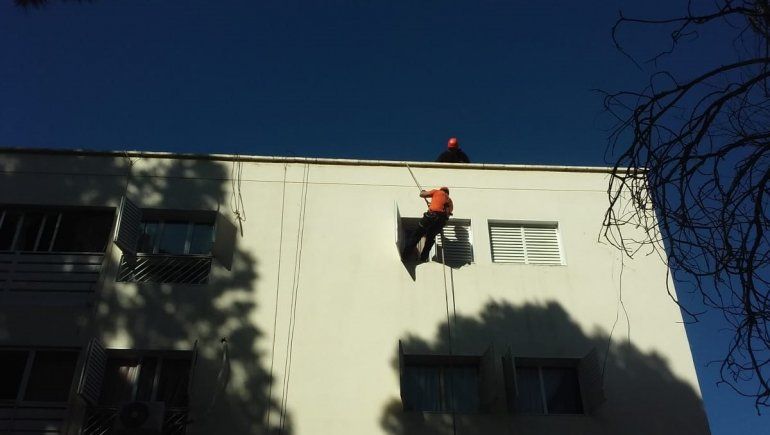 Bomberos escalaron un edificio para rescatar a una abuela