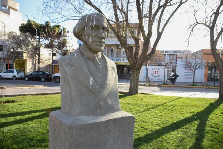Los alberdianos neuquinos piden reparar el monumento al abogado libertario