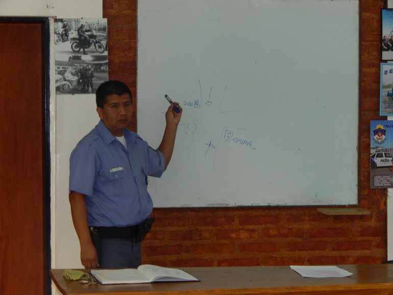 Mario Quispe instruyendo al personal que tiene a cargo. Mario Quispe instruyendo al personal que tiene a cargo.