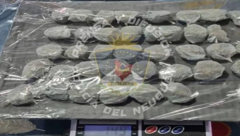En una de las propiedades allanadas, fueron secuestrados más de un kilo de drogas y casi 10 millones de pesos. En una de las propiedades allanadas, fueron secuestrados más de un kilo de drogas y casi 10 millones de pesos.