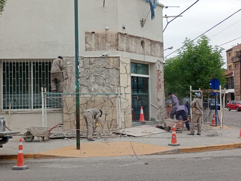 La obra del Banco Nación taerá más espacio para la sucursal. Adiós a la postal de los fósiles en la fachada