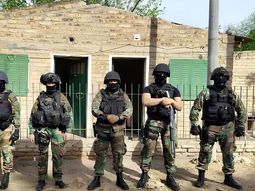 Los agentes encontraron envoltorios de cocaína ya fraccionados y listos para la venta, además de una sustancia vegetal que dio positivo para cannabis sativa. Los agentes encontraron envoltorios de cocaína ya fraccionados y listos para la venta, además de una sustancia vegetal que dio positivo para cannabis sativa.