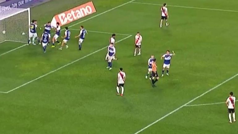 El picante festejo de dos jugadores de Gimnasia en la cara del árbitro luego del penal fallado por Borja