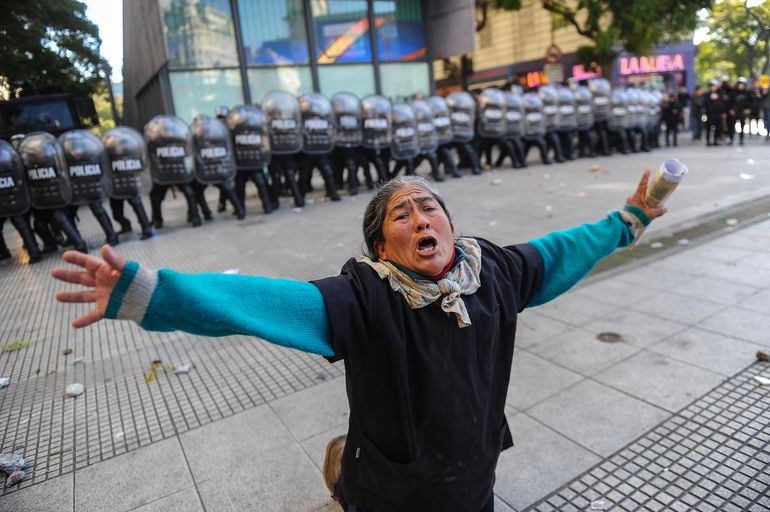 La mujer se arrodilla entre la Policía y los manifestantes, que reclamaban por la muerte de Molares. La mujer se arrodilla entre la Policía y los manifestantes, que reclamaban por la muerte de Molares.