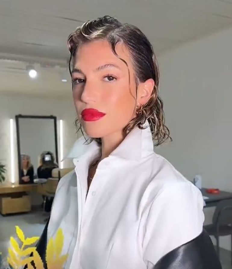 Stefi Roitman se sumó al "wet look" o "peinado efecto mojado". Stefi Roitman se sumó al "wet look" o "peinado efecto mojado".