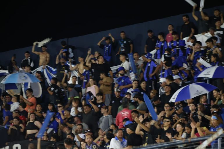 La hinchada de Deportivo Rincón en Quilmes. Foto: Fabián Ceballos.