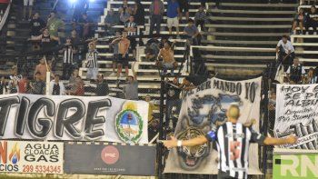 Manolo Berra pidiendole paciencia a la hinchada. Manolo Berra pidiendole paciencia a la hinchada.