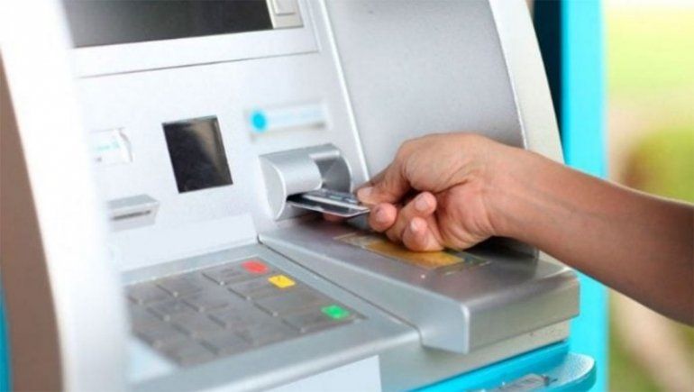 Santa Cruz: fue al cajero automático, dejó la cuenta abierta y le sacaron todos los ahorros