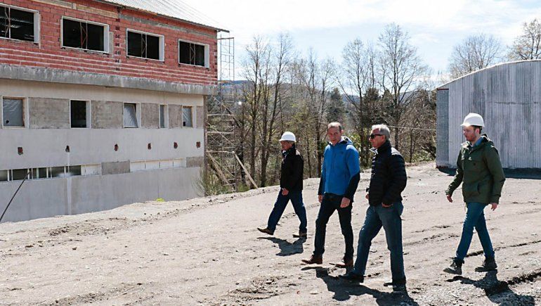 Gutiérrez recorrió el avance de las obras en el sur