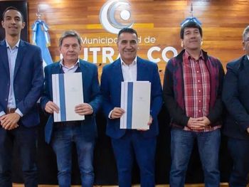 Firma del convenio encabezada por Ramón Rioseco.