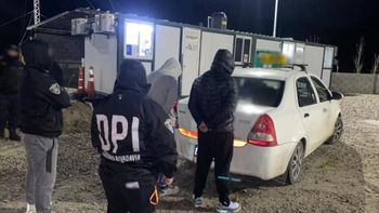 Los dos jóvenes de 26 y 27 años quedaron alojados en una comisaría de Comodoro Rivadavia, acusados de hurto reiterado. Los detuvieron junto a una chica. Los dos jóvenes de 26 y 27 años quedaron alojados en una comisaría de Comodoro Rivadavia, acusados de hurto reiterado. Los detuvieron junto a una chica.