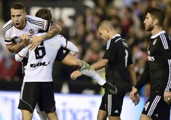 Con un gol de Otamendi, el Valencia superó al Real Madrid por 2 a 1