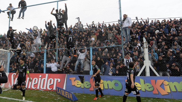 Colosal respaldo y fiesta de todo el  pueblo albinegro
