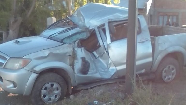 La camioneta se despistó y terminó impactando contra un poste: Ulises Guelet iba en la caja y salió despedido. La camioneta se despistó y terminó impactando contra un poste: Ulises Guelet iba en la caja y salió despedido.