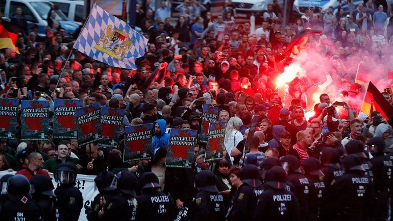 La Policía se vio desbordada por la marcha espontánea y fue agredida por los violentos con botellas y piedras.