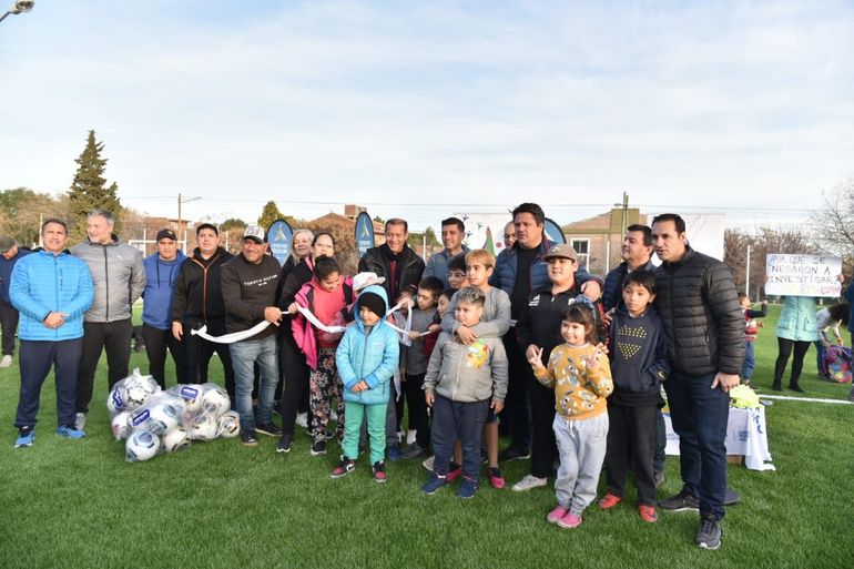 La cancha de césped sintético en el barrio Melipal. Fue inaugurada por vecinos y funcionarios.