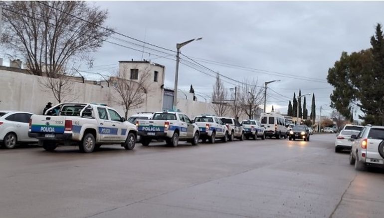 Camionetas de la Policía de Chubut, en el frente de la Alcaidía de Trelew, en la mañana de este martes 6 de agosto. Camionetas de la Policía de Chubut, en el frente de la Alcaidía de Trelew, en la mañana de este martes 6 de agosto.