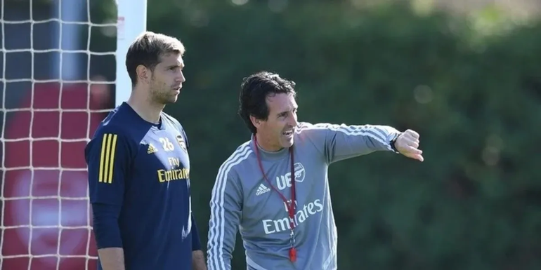 Unai Emery y Dibu Martínez en sus pasos por el Arsenal Unai Emery y Dibu Martínez en sus pasos por el Arsenal