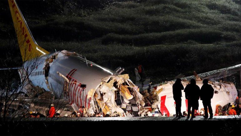 Milagro en Estambul: un avión se partió en tres partes cuando aterrizaba y ningún pasajero murió