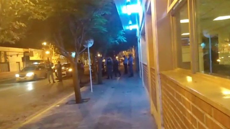 Madrugada violenta: por pelear en una cervercería terminó con sus amigos y la madre en la comisaría