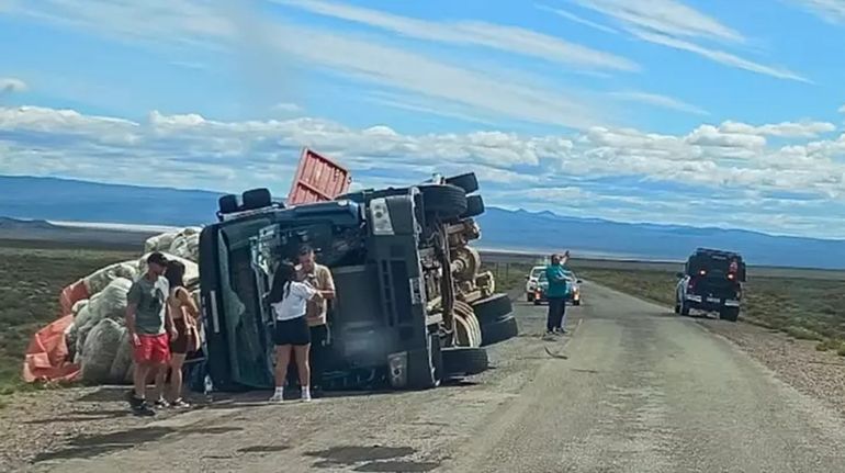 Volcó un camión en la Ruta 25 de Chubut.