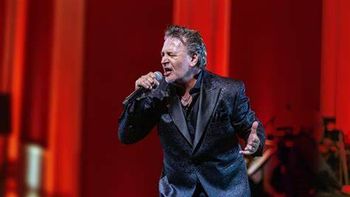 Miguel Mateos vuelve a la Fiesta de la Pera y sus fans lo esperan con ganas de cantar y saltar. Miguel Mateos vuelve a la Fiesta de la Pera y sus fans lo esperan con ganas de cantar y saltar.