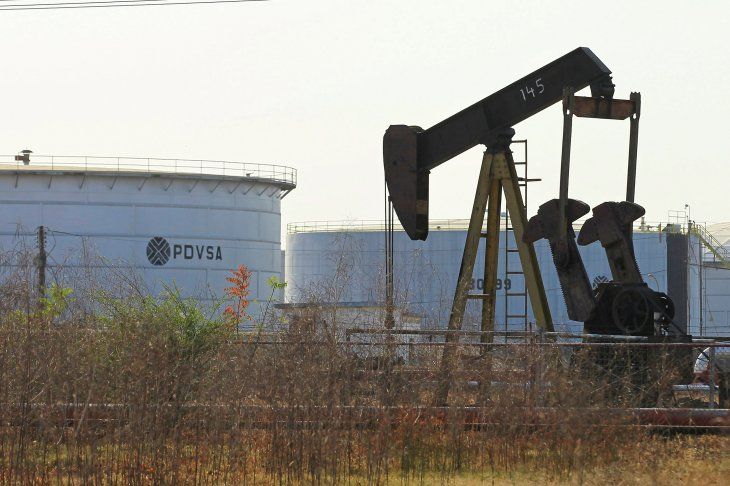 Foto de archivo ilustrativa de un tanque de almacenamiento de petr&oacute;leo de PDVSA en las instalaciones de la empresa en Lagunilla. REUTERS/Isaac Urrutia