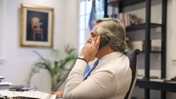 Alberto Fernandez hablando por teléfono.jpg