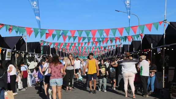 La feria Neuquén Emprende en el Parque Jaime de Nevares es todo un éxito.