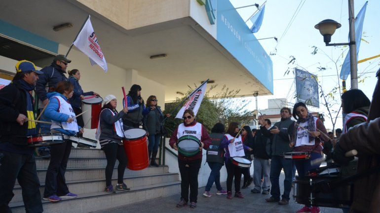 Los municipales acamparon en la vereda de la Municipalidad y piden una mesa de diálogo.