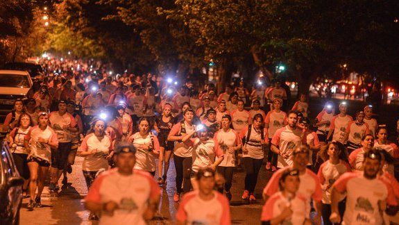 La barda se iluminó con el Neuquén Corre y homenajeó a Pechi