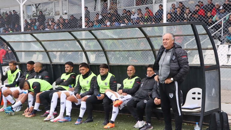 Darío Bonjour, entrenador de Cipolletti en el cero a cero con Olimpo. Foto: Anahí Cárdena Darío Bonjour, entrenador de Cipolletti en el cero a cero con Olimpo. Foto: Anahí Cárdena