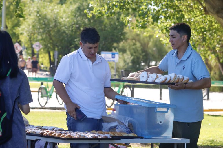 Río Limay, un imán para vendedores ambulantes: precios y productos en los balnearios