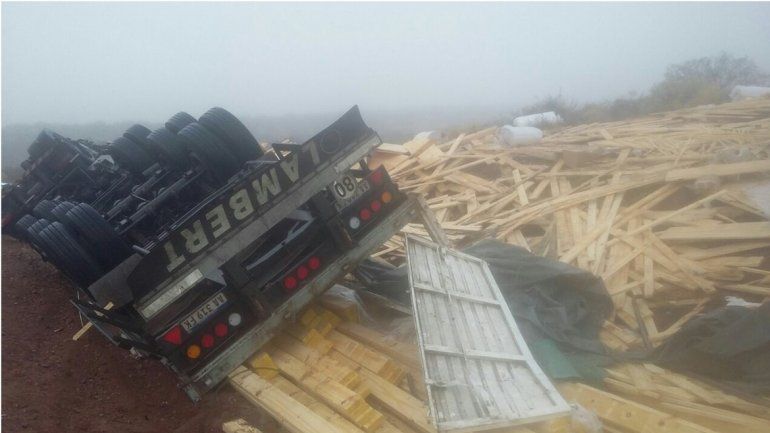 Un camión dobló en una curva y perdió toda la carga